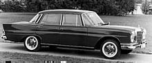 Mercedes-Benz 220 SE: Weltweit erster Serien-Pkw mit integrierten Knautschzonen und gestaltfester Fahrgastzelle, 1959.